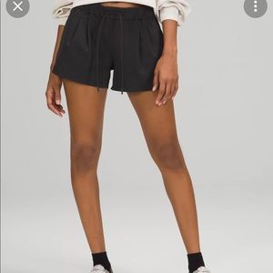 Stroll at sundown mid-rise short 3" lululemon shorts 12